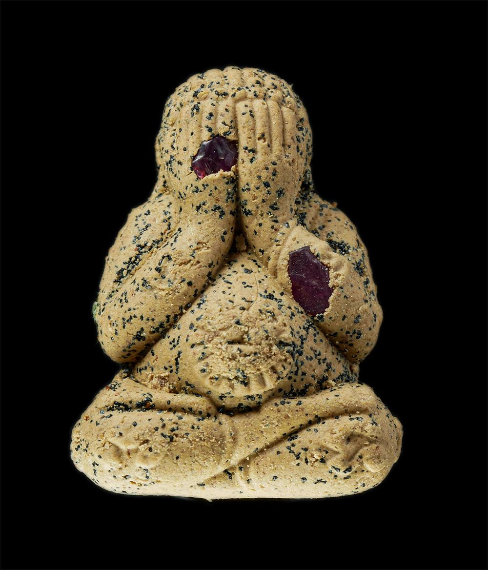 9Dec24 (35)ap.jpg - พระปิดตารวยทันใจ หลวงปู่สิงห์ทอง ปภากโร วัดป่าธรรมวิเวก (ซับตารี) อ.สอยดาว จ.จันทบุรี ปี2559 เนื้อผงพุทธคุณ ผงว่าน ฝังพลอยเสก โรยตะไบทองชนวน หมายเลข ๗ [..] | https://kamulet.in.th